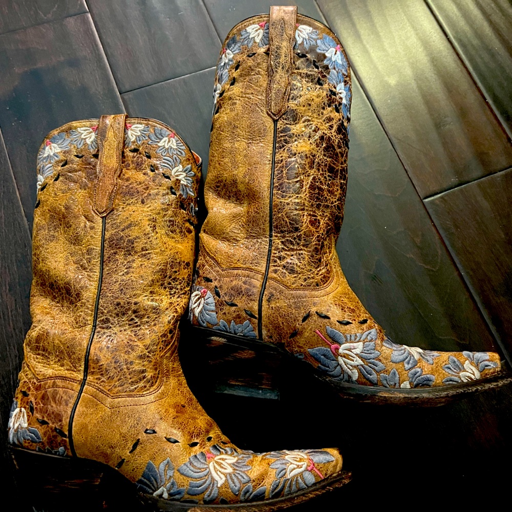Vintage Dan Post Cowboy Boots with Embroidered Flower Design. Size 7.